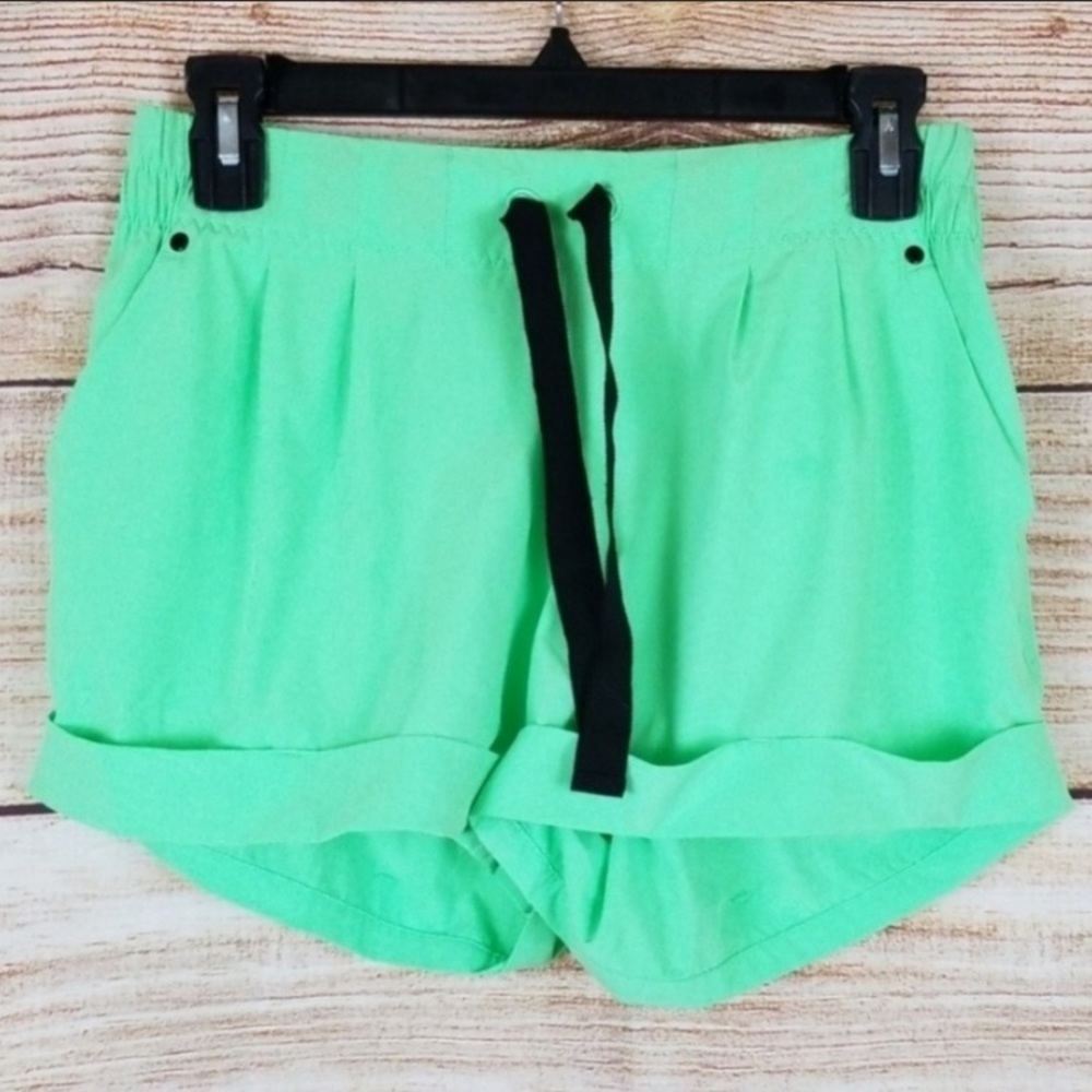 Lululemon Spring Break Away Shorts Pistachio Sz 8
